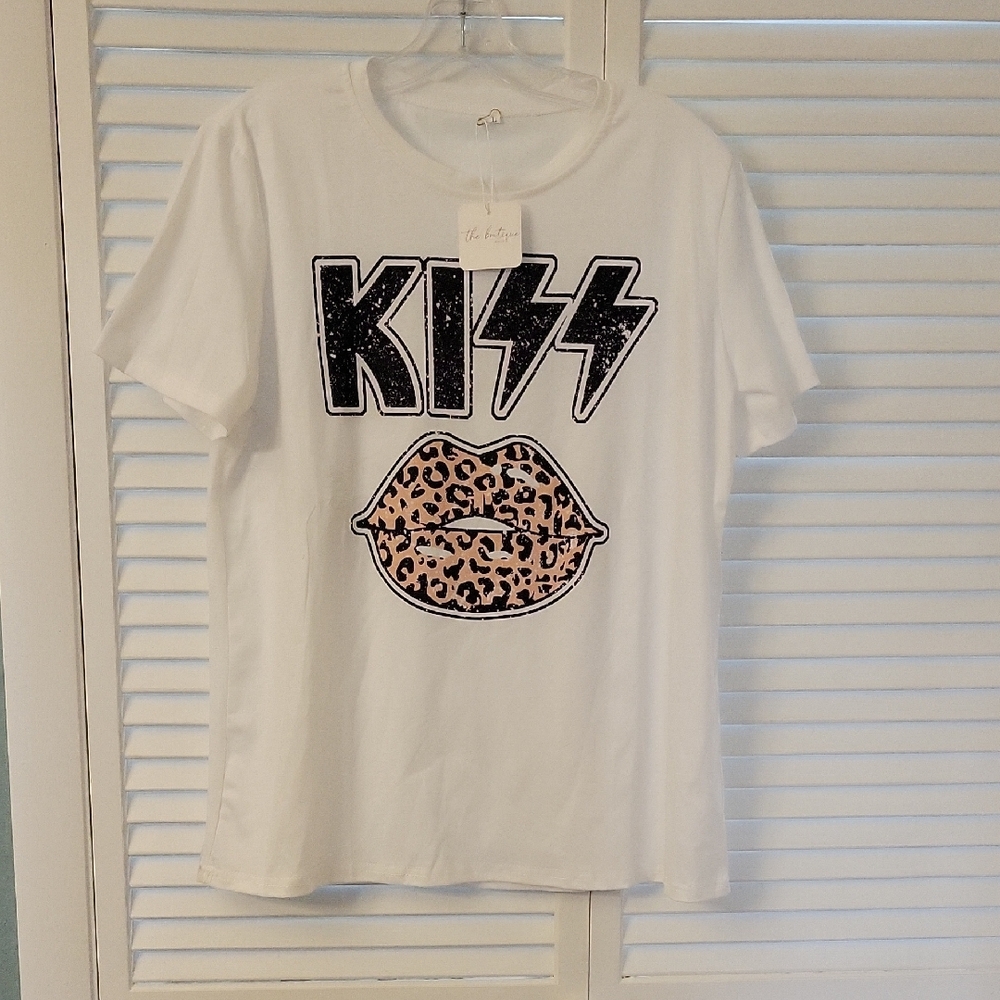Kiss White Graphic T-Shirt with Leopard Lips